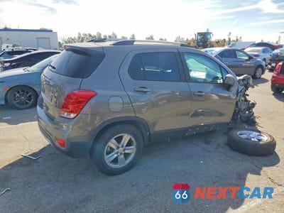Trzecie zdjęcie samochodu z tyłu: 2021 CHEVROLET TRAX 1LT VIN:KL7CJPSM1MB371615 - miniatura
