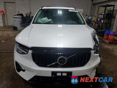 Piąte zdjęcie samochodu w środku: 2024 VOLVO XC40 PLUS VIN:YV4L12UL4R2314324 - miniatura