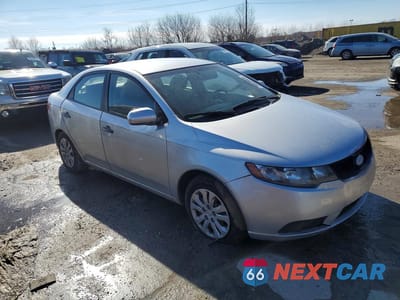 Czwarte zdjęcie samochodu z boku: 2010 KIA FORTE LX VIN:KNAFT4A28A5260124 - miniatura