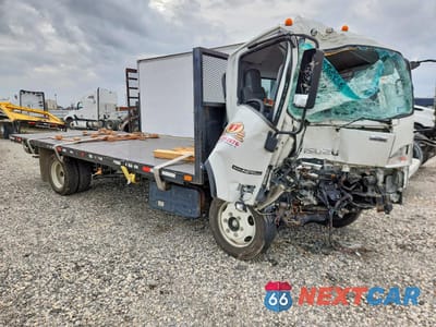 Czwarte zdjęcie samochodu z boku: 2023 ISUZU NPR XD FLATBED TRUCK VIN:JALC4W165P7K00766 - miniatura