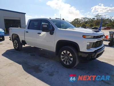 Czwarte zdjęcie samochodu z boku: 2025 CHEVROLET SILVERADO K2500 CUSTOM VIN:1GC4KME76SF366523 - miniatura