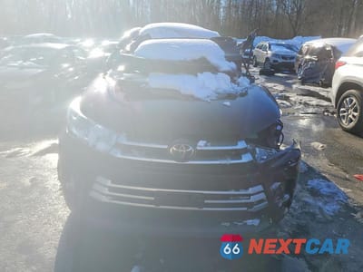 Piąte zdjęcie samochodu w środku: 2018 TOYOTA HIGHLANDER SE VIN:5TDJZRFH6JS912139 - miniatura