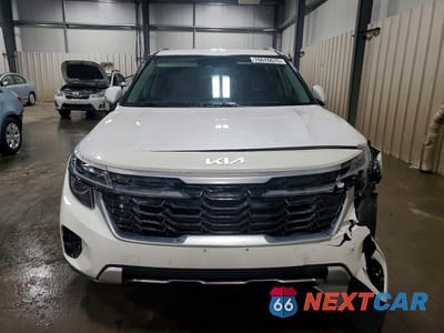 Piąte zdjęcie samochodu w środku: 2024 KIA SELTOS EX VIN:KNDERCAA4R7598683 - miniatura