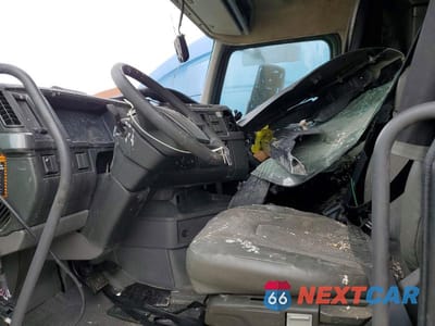 Piąte zdjęcie samochodu w środku: 2019 VOLVO VN VNL VIN:4V4NC9EH3KN211185 - miniatura
