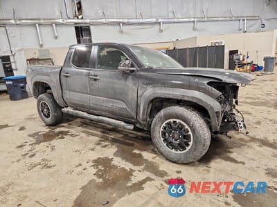 Czwarte zdjęcie samochodu z boku: 2025 TOYOTA TACOMA TRD OFF-ROAD VIN:3TMLB5JN2SM102740 - miniatura