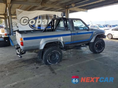 Trzecie zdjęcie samochodu z tyłu: 1988 TOYOTA PICKUP BASE VIN:JT4RN63A1J0226887 - miniatura