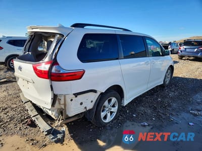 Trzecie zdjęcie samochodu z tyłu: 2018 TOYOTA SIENNA LE 8-PASSENGER VIN:5TDKZ3DC4JS906493 - miniatura