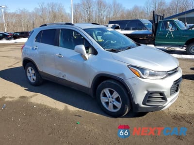 Czwarte zdjęcie samochodu z boku: 2018 CHEVROLET TRAX 1LT VIN:3GNCJPSB0JL227640 - miniatura