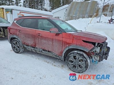 Czwarte zdjęcie samochodu z boku: 2025 KIA SELTOS S VIN:KNDEUCAA8S7778057 - miniatura