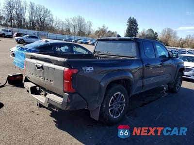 Trzecie zdjęcie samochodu z tyłu: 2024 TOYOTA TACOMA DOUBLE CAB VIN:3TMLB5JN0RM049045 - miniatura