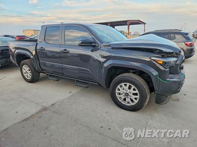 Czwarte zdjęcie samochodu z boku: 2025 TOYOTA TACOMA DOUBLE CAB VIN:3TMLB5JN9SM157640 - miniatura