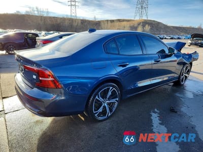 Trzecie zdjęcie samochodu z tyłu: 2023 VOLVO S60 PLUS VIN:7JRH60FW4PG249336 - miniatura