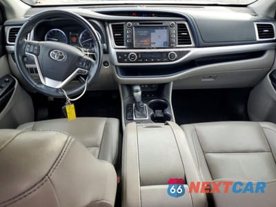 Zdjęcie 8 z 14 samochodu: 2019 TOYOTA HIGHLANDER XLE VIN:5TDJZRFH3KS569551 - miniatura