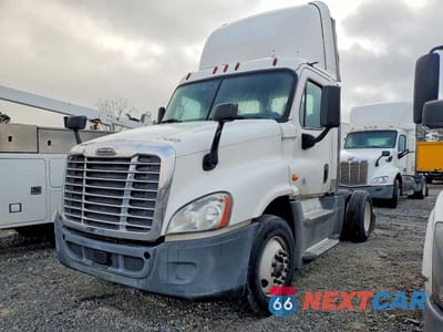 Drugie zdjęcie samochodu z przodu: 2016 FREIGHTLINER CASCADIA 125 SEMI TRUCK VIN:1FUBGEDV3GLHC5616 - miniatura