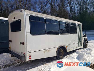 Trzecie zdjęcie samochodu z tyłu: 2015 FORD F550 SUPER DUTY SHUTTLE BUS VIN:1FDGF5GT4FED71437 - miniatura