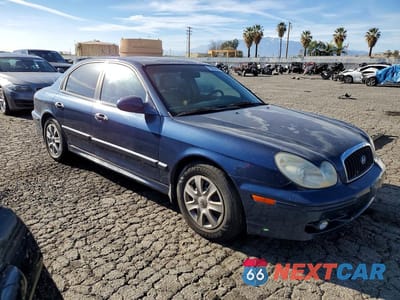 Czwarte zdjęcie samochodu z boku: 2004 HYUNDAI SONATA BASE VIN:KMHWF25S04A014734 - miniatura