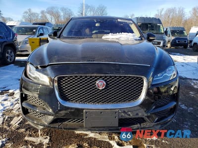Piąte zdjęcie samochodu w środku: 2017 JAGUAR F-PACE PRESTIGE VIN:SADCK2BV0HA071172 - miniatura
