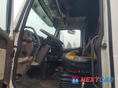 Piąte zdjęcie samochodu w środku: 2016 VOLVO VN VNL VIN:4V4NC9EH2GN962494 - miniatura