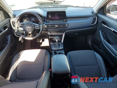 Zdjęcie 8 z 12 samochodu: 2023 KIA SELTOS S VIN:KNDEU2AA2P7385155 - miniatura