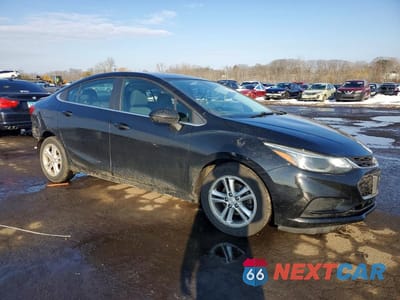 Czwarte zdjęcie samochodu z boku: 2018 CHEVROLET CRUZE LT VIN:1G1BE5SM6J7106686 - miniatura
