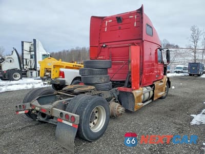 Czwarte zdjęcie samochodu z boku: 2007 VOLVO VNL SEMI TRUCK VIN:4V4NC9TG67N429753 - miniatura