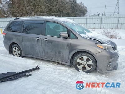 Czwarte zdjęcie samochodu z boku: 2019 TOYOTA SIENNA SE VIN:5TDXZ3DCXKS972828 - miniatura