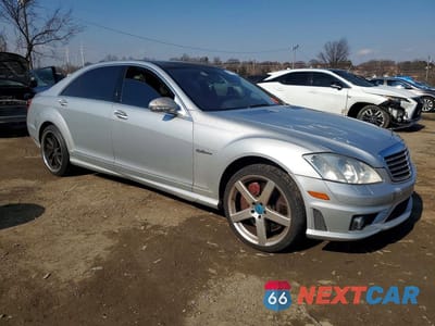 Czwarte zdjęcie samochodu z boku: 2008 MERCEDES-BENZ S 63 AMG VIN:WDDNG77X28A148885 - miniatura