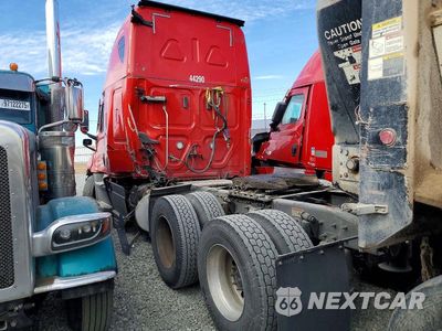 Trzecie zdjęcie samochodu z tyłu: 2020 FREIGHTLINER CASCADIA 126 SEMI TRUCK VIN:1FUJHHDR0LLLN2365 - miniatura