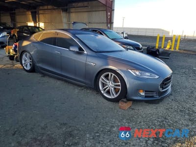 Czwarte zdjęcie samochodu z boku: 2013 TESLA MODEL S VIN:5YJSA1CN1DFP05500 - miniatura