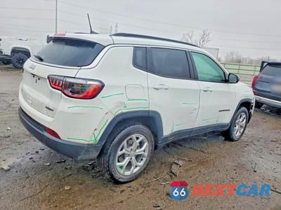 Trzecie zdjęcie samochodu z tyłu: 2024 JEEP COMPASS LATITUDE VIN:3C4NJDBN6RT130819 - miniatura
