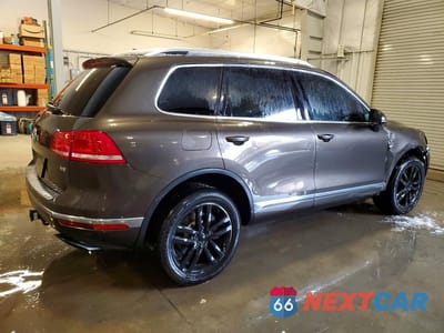 Trzecie zdjęcie samochodu z tyłu: 2015 VOLKSWAGEN TOUAREG V6 VIN:WVGEF9BP8FD006824 - miniatura
