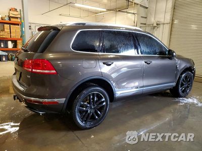 Trzecie zdjęcie samochodu z tyłu: 2015 VOLKSWAGEN TOUAREG V6 VIN:WVGEF9BP8FD006824 - miniatura