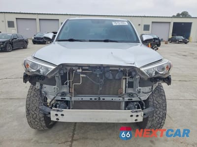 Piąte zdjęcie samochodu w środku: 2018 TOYOTA 4RUNNER SR5 VIN:JTEZU5JR5J5187418 - miniatura
