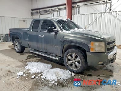 Czwarte zdjęcie samochodu z boku: 2011 CHEVROLET SILVERADO K1500 LT VIN:1GCRKSE34BZ208073 - miniatura