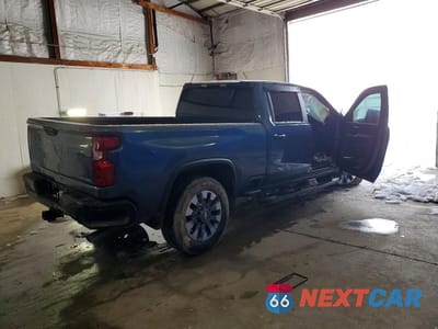 Trzecie zdjęcie samochodu z tyłu: 2024 CHEVROLET SILVERADO K2500 CUSTOM VIN:2GC4YME76R1153751 - miniatura