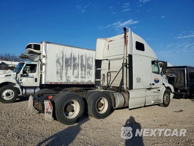 Czwarte zdjęcie samochodu z boku: 2014 VOLVO VNL SEMI TRUCK VIN:4V4NC9TH4EN157791 - miniatura