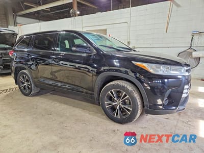 Czwarte zdjęcie samochodu z boku: 2019 TOYOTA HIGHLANDER LE VIN:5TDBZRFH8KS965348 - miniatura