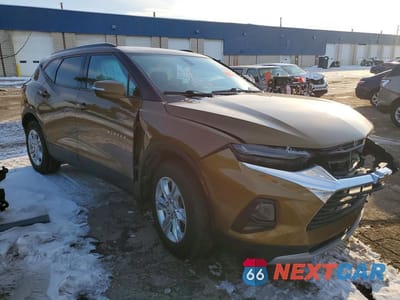 Czwarte zdjęcie samochodu z boku: 2019 CHEVROLET BLAZER 1LT VIN:3GNKBBRA1KS584969 - miniatura