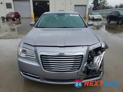 Piąte zdjęcie samochodu w środku: 2014 CHRYSLER 300 VIN:2C3CCAAG2EH118984 - miniatura