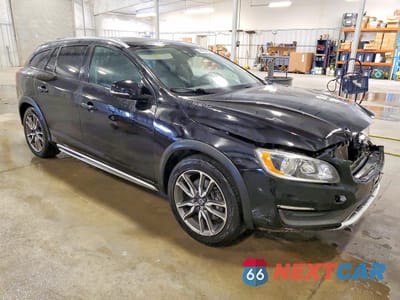 Czwarte zdjęcie samochodu z boku: 2016 VOLVO V60 CROSS COUNTRY PREMIER VIN:YV4612HKXG1015857 - miniatura