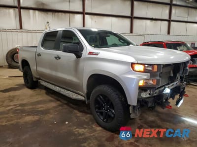 Czwarte zdjęcie samochodu z boku: 2020 CHEVROLET SILVERADO K1500 TRAIL BOSS CUSTOM VIN:3GCPYCEF7LG437001 - miniatura