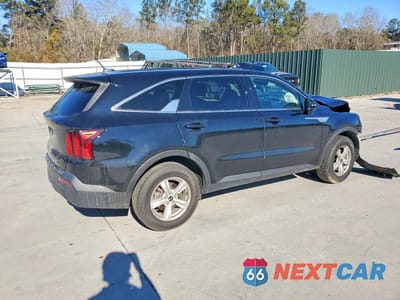 Trzecie zdjęcie samochodu z tyłu: 2022 KIA SORENTO LX VIN:5XYRG4LC1NG137837 - miniatura