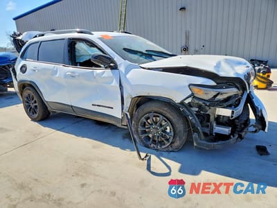 Czwarte zdjęcie samochodu z boku: 2023 JEEP CHEROKEE ALTITUDE LUX VIN:1C4PJMMB4PD110888 - miniatura
