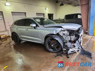 Czwarte zdjęcie samochodu z boku: 2018 VOLVO XC60 T5 MOMENTUM VIN:YV4102RK4J1066080 - miniatura