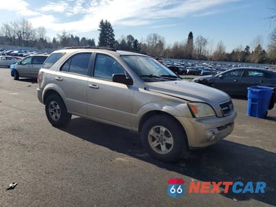 Czwarte zdjęcie samochodu z boku: 2005 KIA SORENTO LX VIN:KNDJC733755487394 - miniatura
