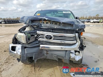 Piąte zdjęcie samochodu w środku: 2017 TOYOTA TUNDRA CREWMAX SR5 VIN:5TFEW5F15HX220979 - miniatura