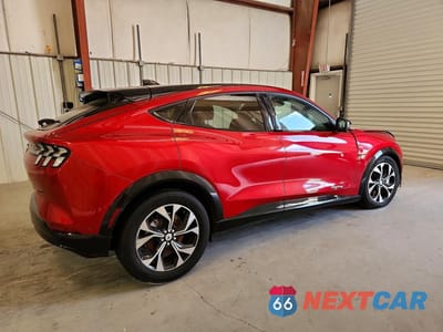 Trzecie zdjęcie samochodu z tyłu: 2023 FORD MUSTANG MACH-E PREMIUM VIN:3FMTK3SU7PMA83647 - miniatura