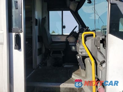 Zdjęcie 10 z 11 samochodu: 2016 ISUZU NPR VIN:JALB4T179G7W00333 - miniatura