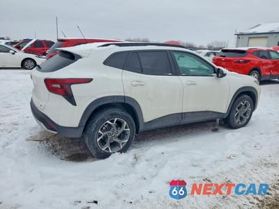 Trzecie zdjęcie samochodu z tyłu: 2025 CHEVROLET TRAX 1LT VIN:KL77LHEP7SC160191 - miniatura