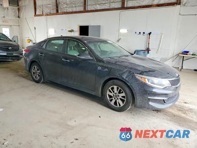 Czwarte zdjęcie samochodu z boku: 2018 KIA OPTIMA LX VIN:5XXGT4L3XJG245648 - miniatura